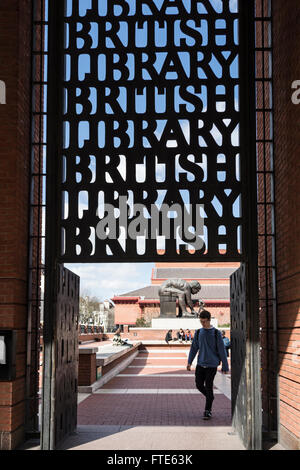 Una statua di bronzo di Sir Isaac Newton di Eduardo Paolozzi, al di fuori della British Library di Londra, Inghilterra, Regno Unito Foto Stock