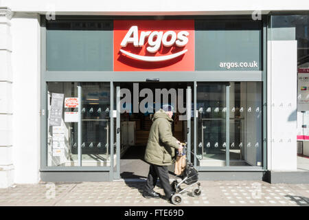 Svuotare Argos negozio di fronte a Londra il Tottenham Court Road, Regno Unito Foto Stock