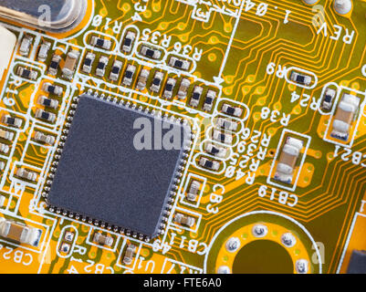Close Up di Microchip su giallo verde scheda di circuito. Foto Stock