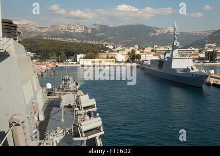 160321-N-FQ994-067 TOULON, Francia (21 marzo 2016) USS Porter (DDG 78) si diparte Toulon, Francia, 21 marzo 2016. Porter, un Arleigh Burke-class guidato-missile distruttore, distribuita a Rota, Spagna, sta conducendo una pattuglia di routine negli Stati Uniti Sesta flotta area di operazioni a sostegno degli Stati Uniti per gli interessi di sicurezza nazionali in Europa. (U.S. Foto di Marina di Massa lo specialista di comunicazione di terza classe Robert S. Prezzo/rilasciato) Foto Stock