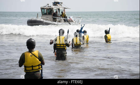 160322-A-VY429-001 Idenau, Cameroun (21 marzo 2016) del Camerun e della Nigeria forze speciali gruppi di collaborare durante Obangame/sahariana 2016 Express (OESE16). Obangame/Saharan Express, uno dei tre African Regional Express series esercizi facilitata dalla U.S. Forze Navali/Europa-africa U.S. Sesta flotta, mira a rafforzare la cooperazione regionale, dominio marittimo la sensibilizzazione, la condivisione di informazioni pratiche e migliorare l'interoperabilità tra le forze che partecipano al fine di migliorare la sicurezza marittima e la stabilità economica regionale. (U.S. Foto dell'esercito da SSG Lea Anne Cuatt/rilasciato) Foto Stock