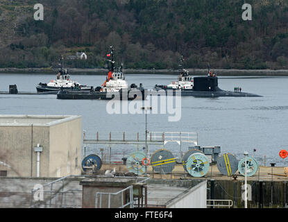 La USS Virginia (SSN 774), un sottomarino d'attacco di classe Virginia, arriva alla base navale di sua Maestà a Clyde, nel Regno Unito, per una visita al porto programmata. Il sommergibile sta conducendo operazioni nella zona della 6th Fleet degli Stati Uniti per sostenere gli interessi di sicurezza nazionale in Europa. Foto Stock