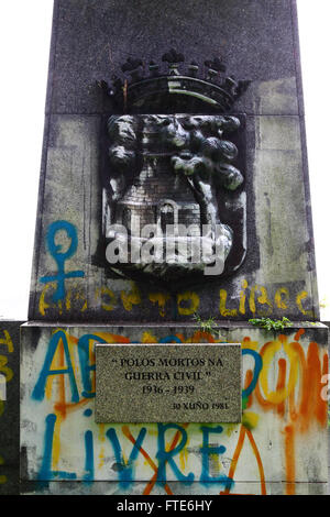 Aborto livre / libero aborto graffiti di protesta sulla base di Cruz de los Caidos monumento a coloro che sono morti nella guerra civile spagnola, Vigo, Galizia, Spagna Foto Stock