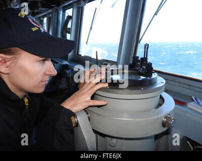 151022-N-WA936-081 DIRITTO DI MESSINA (ott. 22, 2015) Ensign Skye Pawlik prende un cuscinetto ad una superficie di contatto durante la USS Bainbridge (DDG 96) transito alla retta di Messina ott. 22, 2015. Bainbridge, una classe Arleigh-Burke guidato-missile distruttore, homeported in Norfolk, sta conducendo operazioni navali negli Stati Uniti Sesta flotta area di operazioni a sostegno degli Stati Uniti per gli interessi di sicurezza nazionali in Europa e in Africa. (U.S. Navy foto di alfiere Morgan Witten/rilasciato) Foto Stock