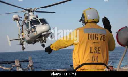 150722-N-ZZ999-001 mare mediterraneo (Luglio 22, 2015) di Boatswain Mate 2a classe Travis Manton, da Marrianna, Florida, segnali un come-565 Panther elicottero dalla nave francese Forbin in per un atterraggio Luglio 22, 2015. Porter, un Arleigh Burke-class missile distruttore, distribuita a Rota, Spagna, è su una pattuglia di routine di condurre operazioni navali negli Stati Uniti Sesta flotta area di operazioni a sostegno degli Stati Uniti per gli interessi di sicurezza nazionali in Europa. (U.S. Navy foto di Intendente di terza classe David Folino/rilasciato) Foto Stock