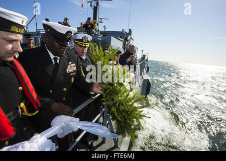 150408-O-ZZ999-001 Mar Baltico (8 aprile 2015) della Cmdr. Greg Smith, comandante della Patrol Squadron (VP) 26, il terzo da sinistra e il comando Master Chief James B. Daniels Jr., VP-26 il comando Master Chief, la seconda da sinistra, deporre una corona nel Mar Baltico, 8 aprile 2015. I marinai di cui la ghirlanda vicino al sito in cui un PB4Y-2 Corsaro aeromobili è stato creduto di essere abbattuto da aerei sovietici su Aprile 8, 1950, uccidendo i suoi 10 membri di equipaggio. (Foto cortesia di Liepaja City Council/rilasciato) Foto Stock