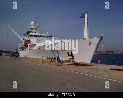 ROTA, Spagna (ott. 21, 2014) - indagine oceanografica nave USNS Bruce C. Heezen (T-AGS 64), una speciale missione navi di proprietà e gestito dal governo degli STATI UNITI La marina militare del comando Sealift, conduce una routine visita porta a Rota, Spagna. MSC Opera circa 110 di non belligeranza, civile-dotate di equipaggio delle navi che reintegra U.S. Navi della Marina Militare, condurre missioni specializzate, strategicamente preposizione combattere il carico in mare in tutto il mondo e spostare il carico militari e le forniture utilizzate da distribuito le forze degli Stati Uniti e i partner della coalizione. (U.S. Navy foto di Mark Bigelow/rilasciato) Foto Stock