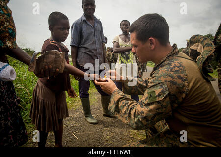 131025-M-PE262-026 LIMBE, Camerun (ott. 25, 2013) - USA Marine, Lance Cpl. Nathan verde, condivide la sua razione con la gente del luogo dopo il completamento di un partenariato africano Stazione (AP) impegno con le forze del Camerun. Africa Partnership, una stazione internazionale di cooperazione per la sicurezza iniziativa finalizzata al rafforzamento di partenariati globali attraverso corsi di formazione e di attività di collaborazione al fine di migliorare la sicurezza in Africa in mare e a terra. (Ufficiale DEGLI STATI UNITI Marine Corps foto di Sgt. Marco Mancha) Foto Stock