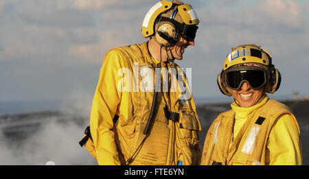 Aviazione di Boatswain Mate (manipolazione) 2a classe Christopher Turk, sinistra, ride con aviazione di Boatswain Mate (manipolazione) Airman Jennifer Pereamarcial durante una pausa durante le operazioni di volo sul ponte di volo della portaerei USS Nimitz CVN (68). Nimitz è implementato il supporto le operazioni di sicurezza marittima e di teatro la cooperazione in materia di sicurezza gli sforzi negli Stati Uniti Sesta flotta area di operazioni. (U.S. Foto di Marina di Massa Specialista comunicazione marinaio Siobhana R. McEwen/ rilasciato) Foto Stock