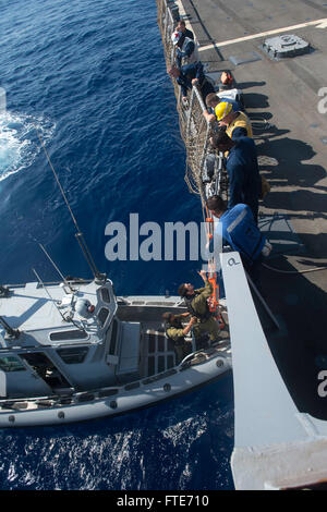 Mare Mediterraneo (ott. 28, 2013) - israeliano forze navali (INF) Lt. Benny Costrinski, dà un pollice in alto da un Super Dvora MK11 Classe imbarcazione di pattuglia come egli si prepara a venire a bordo il Arleigh Burke-class guidato-missile destroyer USS Stout (DDG 55) per un tour della nave. Stout, homeported a Norfolk, Virginia, è su una distribuzione programmata sostenere le operazioni di sicurezza marittima e di teatro la cooperazione in materia di sicurezza gli sforzi negli Stati Uniti Sesta flotta area di operazioni. (U.S. Foto di Marina di Massa lo specialista di comunicazione 2a classe Amanda R. Gray/rilasciato) Foto Stock