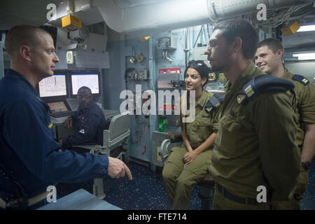 Mare Mediterraneo (ott. 28, 2013) - Lt. Jeffrey Applebaugh, sinistra, dà israeliano forze navali (INF) ufficiali, Lt. Benny Costrinski, Lt.j.g. Yarden Duclan e il tenente Ariel Kaplan, un tour della stazione centrale di comando a bordo della Arleigh Burke-class guidato-missile destroyer USS Stout (DDG 55). Stout, homeported a Norfolk, Virginia, è su una distribuzione programmata sostenere le operazioni di sicurezza marittima e di teatro la cooperazione in materia di sicurezza gli sforzi negli Stati Uniti Sesta flotta area di operazioni. (U.S. Foto di Marina di Massa lo specialista di comunicazione 2a classe Amanda R. Gray/rilasciato) Foto Stock