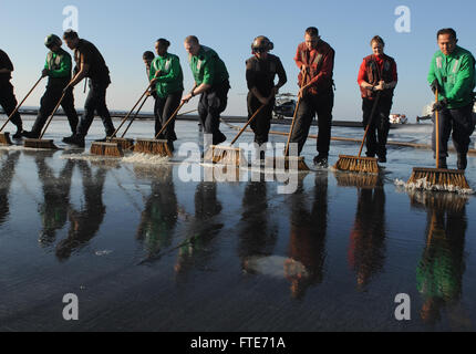 Mare Mediterraneo (ott. 28, 2013) marinai di partecipare al ponte di volo scrub a bordo della portaerei USS Nimitz CVN (68). Nimitz è implementato il supporto le operazioni di sicurezza marittima e di teatro la cooperazione in materia di sicurezza gli sforzi negli Stati Uniti Sesta flotta area di operazioni. (U.S. Foto di Marina di Massa Specialista comunicazione marinaio apprendista Kelly M. Aghè/ rilasciato) Foto Stock