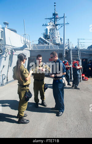 Mare Mediterraneo (ott. 28, 2013) - Lt. Brett Boothe, destra, lo scambio delle informazioni di contatto con israeliano forze navali (INF) ufficiali, Lt. Benny Costrinski e il tenente Ariel Kaplan, dopo un tour del Arleigh Burke-class guidato-missile destroyer USS Stout (DDG 55). Stout, homeported a Norfolk, Virginia, è su una distribuzione programmata sostenere le operazioni di sicurezza marittima e di teatro la cooperazione in materia di sicurezza gli sforzi negli Stati Uniti Sesta flotta area di operazioni. (U.S. Foto di Marina di Massa lo specialista di comunicazione 2a classe Amanda R. Gray/rilasciato) Foto Stock