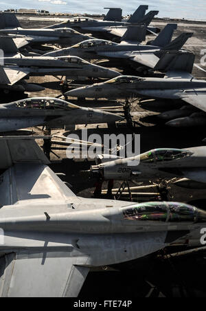 Mare Mediterraneo (ott. 29, 2013) aerei sono allineate sul ponte di volo della portaerei USS Nimitz CVN (68) durante un rifornimento in mare. Nimitz è implementato il supporto le operazioni di sicurezza marittima e di teatro la cooperazione in materia di sicurezza gli sforzi negli Stati Uniti Sesta flotta area di operazioni. (U.S. Foto di Marina di Massa Specialista comunicazione marinaio apprendista Kelly M. Aghè/ rilasciato) Foto Stock