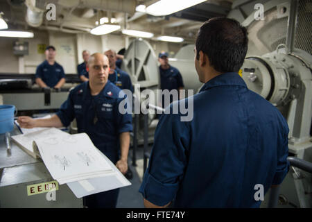 Mare Mediterraneo (ott. 29, 2013) - Tenente j.g. Hameed Zishan, destro fornisce le istruzioni per i marinai in un/SQR-19 TACTAS Sala Sonar prima di condurre un esercizio di formazione a bordo del Arleigh Burke-class guidato-missile destroyer USS Ramage (DDG 61). Ramage, home-ported a Norfolk, Virginia, è su una distribuzione programmata sostenere le operazioni di sicurezza marittima e di teatro la cooperazione in materia di sicurezza gli sforzi negli Stati Uniti Sesta flotta area di operazioni. (U.S. Foto di Marina di Massa lo specialista di comunicazione di terza classe Jackie Hart/rilasciato) Foto Stock