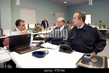 Napoli, Italia - (ott. 31, 2013) - Lt. La Cmdr. Joao Galocha, della marina portoghese, sinistra, parla con i membri della Royal Navy Marocco come parte di un evento di progettazione a forma Saharan Express 2014. Saharan Express è un marittimo internazionale di cooperazione per la sicurezza esercizio inteso a migliorare la sicurezza marittima e la sicurezza in Africa occidentale. (U.S. Foto di Marina di Massa Specialista comunicazione marinaio Weston Jones/ rilasciato) Foto Stock