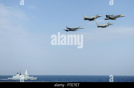 Il 7 novembre 2013, aerei della marina statunitense e britannica condussero un'operazione congiunta vicino alla HMS Dragon (D35), un cacciatorpediniere di difesa aerea di classe audace. La nave stava accompagnando la USS Nimitz (CVN 68) durante le operazioni di sicurezza marittima e la cooperazione teatrale nella zona della 6th Fleet. Foto Stock