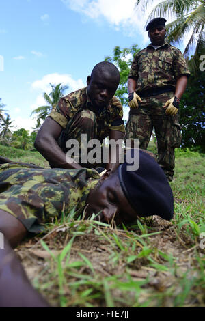 Questa immagine mostra un marinaio del Mozambico che partecipa a un'esercitazione di primo soccorso durante l'esercitazione multinazionale Cutlass Express 2013 a Dar es Salaam, Tanzania. L'esercizio si concentra sul miglioramento della sicurezza marittima nell'Africa orientale. Foto Stock