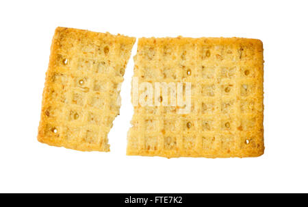 Rotto il cracker isolato su uno sfondo bianco Foto Stock