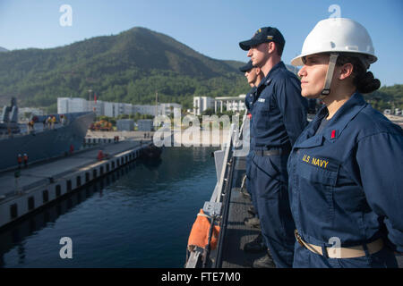 Aksaz, Turchia (nov. 12, 2013) - Ens. Katie Labbe, diritto, Sonar Technician (Superficie) terza classe Altenback Bryon, marinaio e Parker Tait, uomo le rotaie a bordo del Arleigh Burke-class guidato-missile destroyer USS Stout (DDG 55) mentre allontanarsi Aksaz base navale, per il supporto di esercizio Dogu Akdeniz 2013. L'esercizio è stato ospitato dal comandante, flotta turca per sostenere gli sforzi di interoperabilità. Stout, homeported a Norfolk, Virginia, è su una distribuzione programmata sostenere le operazioni di sicurezza marittima e di teatro la cooperazione in materia di sicurezza gli sforzi negli Stati Uniti Sesta flotta area di operazione. (U.S. Foto di Marina di Massa Com Foto Stock