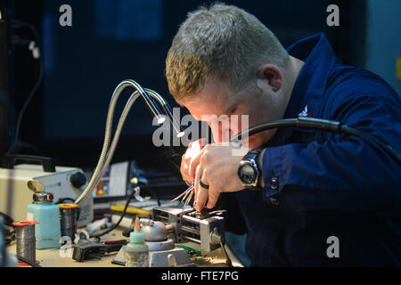 131114-N-QL471-072: Mare Mediterraneo (nov. 14, 2013) - Elettronica Tecnico 1a classe Joshua Seabourn saldature fili di una padeye remote del controllo a bordo guidato-missili cruiser USS Monterey (CG 61). Il Monterey è distribuito come supporto di le operazioni di sicurezza marittima e di teatro la cooperazione in materia di sicurezza gli sforzi negli Stati Uniti Sesta flotta area di operazioni. (U.S. Foto di Marina di Massa lo specialista di comunicazione di terza classe Billy Ho/rilasciato) Foto Stock