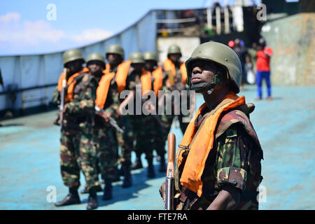 131114-F-XA056-213 -- DAR ES SALAAM, Tanzania (nov. 14, 2013) -- popolo tanzaniano per la difesa vigore imbarco membri del team a prepararsi per la ricerca di un vaso di destinazione durante l'esercizio Cutlass Express 2013. Esercizio Cutlass Express 2013 è una multinazionale esercizio marittimo nelle acque al largo dell Africa orientale al fine di migliorare la cooperazione, tattiche di competenze e la condivisione di informazioni pratiche tra Oriente Africa forze marittime per aumentare la sicurezza marittima e la sicurezza nella regione. (U.S. Air Force foto di Tech. Sgt. Chad Thompson) Foto Stock