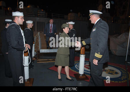 AKSAZ, Turchia (nov. 14, 2013)- Stati Uniti Marine Corps Lt. Col. Tanya Murnock, la prima donna attaché in Turchia, è rediretto a bordo del Arleigh Burke-class guidato-missile destroyer USS Stout (DDG 55) per un ricevimento per celebrare il completamento di Dogu Akdeniz Esercizio 2013 a Aksaz base navale, la Turchia. L'esercizio è stato ospitato dal comandante della flotta turca, per sostenere gli sforzi di interoperabilità. Stout, homeported a Norfolk, Virginia, è su una distribuzione programmata sostenere le operazioni di sicurezza marittima e di teatro la cooperazione in materia di sicurezza gli sforzi negli Stati Uniti Sesta flotta area di operazione. (U.S. Foto di Marina Foto Stock