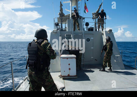 131115-N-FB085-002 victoria Seychelles (nov. 15, 2013) - Seychelles Coast Guard imbarco ai membri del team di ricerca di sospetti che possono essere nascosti durante una visita, scheda, ricerca e sequestro (VBSS) esercizio di Cutlass Express 2013. Esercizio Cutlass Express 2013 è una multinazionale esercizio marittimo nelle acque al largo dell Africa orientale al fine di migliorare la cooperazione, tattiche di competenze e la condivisione di informazioni tra East African Maritime le forze al fine di aumentare la sicurezza marittima e la sicurezza nella regione. (U.S. Navy foto di tenente Cheryl A. Collins/RILASCIATO). Foto Stock