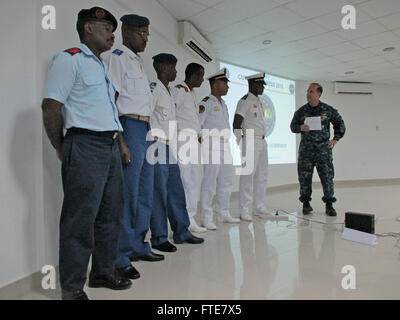 VICTORIA Seychelles (nov. 18, 2013) - Durante la cerimonia di chiusura di Cutlass Express 2013 a Seychelles Coast Guard Base, Cap. Guy D. Jackson, Esercizio direttore, riconosce il lavoro di squadra di est forza africana in attesa di salire a bordo i membri del team. Esercizio Cutlass Express 2013 è una multinazionale esercizio marittimo nelle acque al largo dell Africa orientale al fine di migliorare la cooperazione, tattiche di competenze e la condivisione di informazioni tra East African Maritime le forze al fine di aumentare la sicurezza marittima e la sicurezza nella regione. (U.S. Navy foto di tenente Cheryl A. Collins/RILASCIATO). Foto Stock