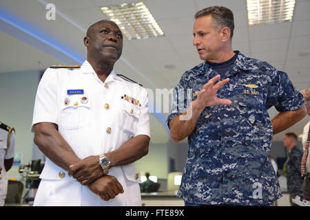 140805-N-AW206-020 napoli, Italia (agosto 5, 2014) posteriori Adm. Geoffrey Mawuli Biekro, Capo del Personale navale per il Ghana Forze Armate, riceve un tour delle operazioni marittime Center al comandante, U.S. Forze Navali/Europa-africa Commander, U.S. 6 la sede della flotta da Dpeuty Commander, U.S. Sesta flotta, Adm posteriore. Robert P. Burke. Biekro visitò Napoli per incontrarsi con i dirigenti senior di comandante, U.S. Forze Navali in Europa-africa per rafforzare bi-tiranti laterali tra le due marine e discutere di maggiori opportunità di collaborazione per conseguire la sicurezza marittima nel Golfo di Guinea. Foto Stock