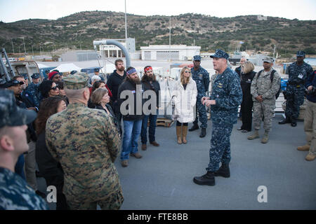 SOUDA BAY, Grecia (dec. n. 07, 2013) - Cmdr. Robert Alpigini, comandante della Arleigh Burke-class guidato-missile destroyer USS Stout (DDG 55), destra, accoglie gli ospiti tra cui 'Duck Dynasty' stelle Willie e Jep Robertson, sul Stout per un tour della nave e per soddisfare l'equipaggio. Il Robertson's sono in visita a Souda Bay come parte dell'OSU tour vacanza, che dispone di una varietà di altre celebrità e il Presidente del Comune di capi di Stato Maggiore visitando le basi e le navi a interagire con l'equipaggio per le vacanze. Stout, homeported a Norfolk, Virginia, è su una distribuzione programmata supporti Foto Stock