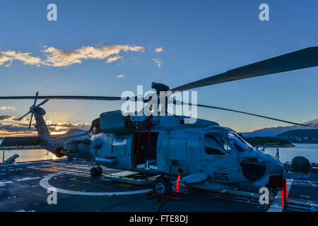 131209-N-QL471-014 SOUDA BAY, Grecia (dec. n. 9, 2013) Aviation da elettricista, Mate 3° di classe Cindy Marin, assegnati alle vipere di elicottero Anti-Submarine Squadron luce (HSL) 48, esegue le operazioni di manutenzione su un SH-60B Mare Hawk elicottero sul ponte di volo dell'guidato-missili cruiser USS Monterey (CG 61). Monterey, homeported a Norfolk, Virginia, è distribuito come supporto di le operazioni di sicurezza marittima e di teatro la cooperazione in materia di sicurezza gli sforzi negli Stati Uniti Sesta flotta area di operazioni. (U.S. Foto di Marina di Massa lo specialista di comunicazione 2a classe Billy Ho/rilasciato) Foto Stock