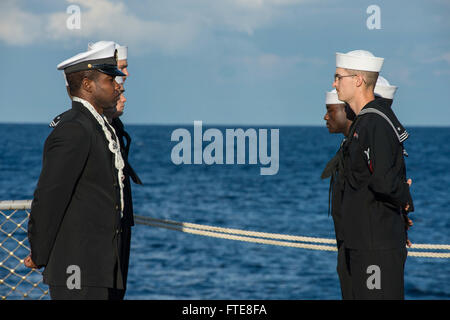 131210-N-VC236-043: Mare Mediterraneo (dec. n. 10, 2013) - velisti assegnati al Arleigh Burke-class guidato-missile destroyer USS Ramage (DDG 61) stand a parade resto sul ponte di volo durante una sepoltura in mare. Ramage homeported a Norfolk, Virginia, è su una distribuzione programmata sostenere le operazioni di sicurezza marittima e di teatro la cooperazione in materia di sicurezza gli sforzi negli Stati Uniti Sesta flotta area di operazioni. (U.S. Foto di Marina di Massa lo specialista di comunicazione di terza classe Jackie Hart/rilasciato) Foto Stock