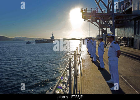 I marinai della US Navy a bordo della USS Mount Whitney (LCC 20) rendono onore alla portaerei francese FS Charles de Gaulle (R 91) durante una cerimonia al largo delle coste francesi nell'agosto 2014, in commemorazione del 70° anniversario dell'operazione Dragoon, un evento fondamentale nella seconda guerra mondiale Foto Stock