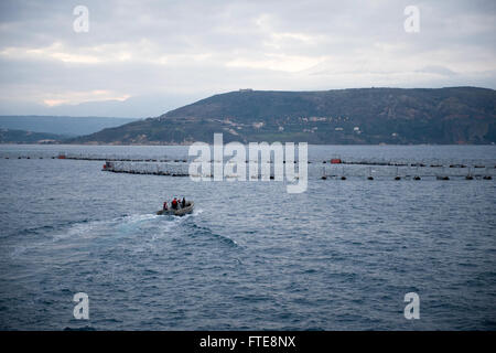 I marinai a bordo della USS Stout (DDG 55) conducono manovre con un gommone a scafo rigido (RHIB) nell'ambito delle operazioni marittime nella baia di Souda, in Grecia. La USS Stout è dispiegata per sostenere gli sforzi di sicurezza nell'area della 6th Fleet degli Stati Uniti. Foto Stock