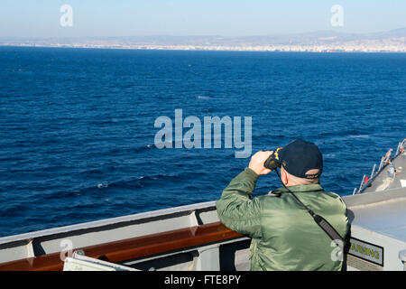 Il comandante Andrew Fitzpatrick della USS Stout (DDG 55), un cacciatorpediniere di missili guidati della classe Arleigh Burke, scansiona l'orizzonte alla ricerca di contatti di superficie mentre la nave si prepara ad arrivare a Limassol, Cipro, durante il suo dispiegamento programmato. La USS Stout sostiene la cooperazione in materia di sicurezza e sicurezza marittima nell'area della 6th Fleet degli Stati Uniti. Foto Stock