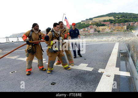 140905-N-VY489-128 gaeta, Italia (sett. 05, 2014) un team flessibile pratiche procedure antincendio durante una evoluzione della formazione a bordo della U.S. 6 comando della flotta e la nave di controllo USS Mount Whitney (LCC 20). Il Monte Whitney, homeported in Gaeta, Italia, opera con un combinato di equipaggio di marinai e militari di comando Sealift servizio civile naviganti. (U.S. Foto di Marina di Massa lo specialista di comunicazione 2a classe Mike Wright/ rilasciato) Foto Stock