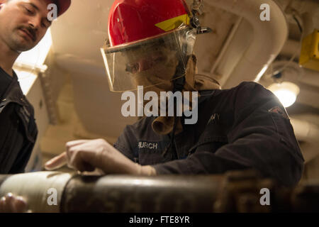 Mare Mediterraneo (GEN. 02, 2014) - Danni Controlman Fireman Jonathan Chiesa patch un tubo con un'acqua di emergenza attivate patch di riparazione (EWARP), mentre viene osservato da scafo tecnico di manutenzione 1a classe Sean Kelly, durante un allagamento praticare a bordo del Arleigh Burke-class guidato-missile destroyer USS Stout (DDG 55). Stout, homeported a Norfolk, Virginia, è su una distribuzione programmata sostenere le operazioni di sicurezza marittima e di teatro la cooperazione in materia di sicurezza gli sforzi negli Stati Uniti Sesta flotta area di operazione. (U.S. Foto di Marina di Massa lo specialista di comunicazione 2a classe Amanda R. Gray/rilasciato) Foto Stock