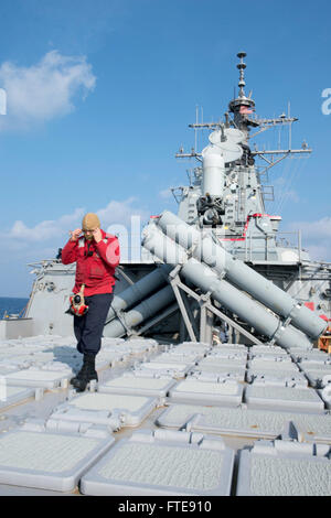 Mare Mediterraneo (GEN. 04, 2014) - Danni Controlman 2a classe Andrew Augusta esegue un oggetto estraneo detriti (DOM) a piedi verso il basso di aft lanciamissili sul Arleigh Burke-class guidato-missile destroyer USS Stout (DDG 55) durante un elicottero crash e recuperare la seminatrice. Stout, homeported a Norfolk, Virginia, è su una distribuzione programmata sostenere le operazioni di sicurezza marittima e di teatro la cooperazione in materia di sicurezza gli sforzi negli Stati Uniti Sesta flotta area di operazione. (U.S. Foto di Marina di Massa lo specialista di comunicazione 2a classe Amanda R. Gray/rilasciato) Foto Stock