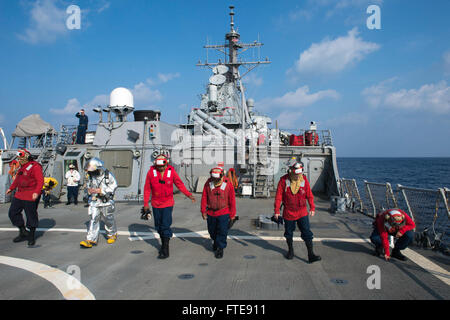 Mare Mediterraneo (GEN. 04, 2014) - marinai eseguire un oggetto estraneo detriti (DOM) a piedi giù sul ponte di volo dell'Arleigh Burke-class guidato-missile destroyer USS Stout (DDG 55) durante un elicottero crash e recuperare la seminatrice. Stout, homeported a Norfolk, Virginia, è su una distribuzione programmata sostenere le operazioni di sicurezza marittima e di teatro la cooperazione in materia di sicurezza gli sforzi negli Stati Uniti Sesta flotta area di operazione. (U.S. Foto di Marina di Massa lo specialista di comunicazione 2a classe Amanda R. Gray/rilasciato) Foto Stock