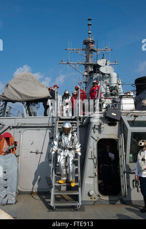 Mare Mediterraneo (GEN. 04, 2014) - Danni Controlman 2a classe Jason Anderson indossa un abito caldo e report per il ponte di volo durante un elicottero crash e punta di recupero a bordo del Arleigh Burke-class guidato-missile destroyer USS Stout (DDG 55). Stout, homeported a Norfolk, Virginia, è su una distribuzione programmata sostenere le operazioni di sicurezza marittima e di teatro la cooperazione in materia di sicurezza gli sforzi negli Stati Uniti Sesta flotta area di operazione. (U.S. Foto di Marina di Massa lo specialista di comunicazione 2a classe Amanda R. Gray/rilasciato) Foto Stock