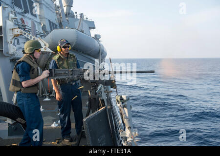 Mare Mediterraneo (GEN. 04, 2014) - Da bombardieri Mate 2a classe Michael Rogers incendi un .calibro 50 mitragliatrice mentre da bombardieri Mate 2a classe Gregorio Spaulding siete osserva sicurezza durante un'esercitazione a fuoco a bordo della Arleigh Burke-class guidato-missile destroyer USS Stout (DDG 55). Stout, homeported a Norfolk, Virginia, è su una distribuzione programmata sostenere le operazioni di sicurezza marittima e di teatro la cooperazione in materia di sicurezza gli sforzi negli Stati Uniti Sesta flotta area di operazione. (U.S. Foto di Marina di Massa lo specialista di comunicazione 2a classe Amanda R. Gray/rilasciato) Foto Stock