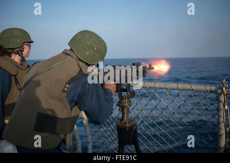 Mare Mediterraneo (GEN. 04, 2014) - Da bombardieri Mate 2a classe Whitney Gutierrez osserva sicurezza marinaio Trevor Ellam fire un .M240B mitragliatrice durante un'esercitazione a fuoco a bordo della Arleigh Burke-class guidato-missile destroyer USS Stout (DDG 55). Stout, homeported a Norfolk, Virginia, è su una distribuzione programmata sostenere le operazioni di sicurezza marittima e di teatro la cooperazione in materia di sicurezza gli sforzi negli Stati Uniti Sesta flotta area di operazione. (U.S. Foto di Marina di Massa lo specialista di comunicazione 2a classe Amanda R. Gray/rilasciato) Foto Stock