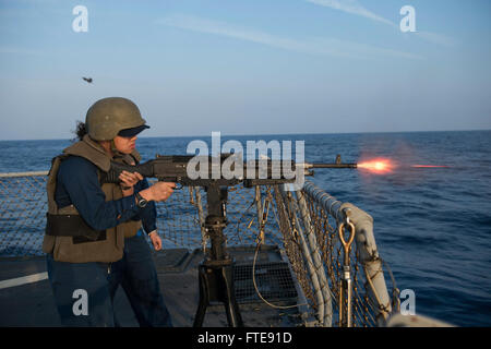 Mare Mediterraneo (GEN. 04, 2014) - Nave veteran di terza classe Hoi appendere Yu incendi un .M240B mitragliatrice durante un'esercitazione a fuoco a bordo della Arleigh Burke-class guidato-missile destroyer USS Stout (DDG 55). Stout, homeported a Norfolk, Virginia, è su una distribuzione programmata sostenere le operazioni di sicurezza marittima e di teatro la cooperazione in materia di sicurezza gli sforzi negli Stati Uniti Sesta flotta area di operazione. (U.S. Foto di Marina di Massa lo specialista di comunicazione 2a classe Amanda R. Gray/rilasciato) Foto Stock