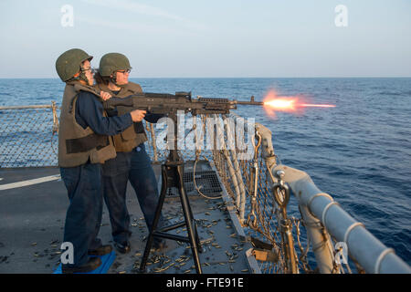 Mare Mediterraneo (GEN. 04, 2014) - Da bombardieri Mate 2a classe Whitney Gutierrez osserva sicurezza Engineman 2a classe Cherrilyn Alonzo fire un .M240B mitragliatrice durante un'esercitazione a fuoco a bordo della Arleigh Burke-class guidato-missile destroyer USS Stout (DDG 55). Stout, homeported a Norfolk, Virginia, è su una distribuzione programmata sostenere le operazioni di sicurezza marittima e di teatro la cooperazione in materia di sicurezza gli sforzi negli Stati Uniti Sesta flotta area di operazione. (U.S. Foto di Marina di Massa lo specialista di comunicazione 2a classe Amanda R. Gray/rilasciato) Foto Stock