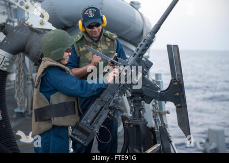 Mare Mediterraneo (GEN. 04, 2014) - Da bombardieri Mate 2a classe Gregorio Spaulding siete, a sinistra mostra Engineman 2a classe Cherrilyn Alonzo come caricare un file .calibro 50 mitragliatrice durante un'esercitazione a fuoco a bordo della Arleigh Burke-class guidato-missile destroyer USS Stout (DDG 55). Stout, homeported a Norfolk, Virginia, è su una distribuzione programmata sostenere le operazioni di sicurezza marittima e di teatro la cooperazione in materia di sicurezza gli sforzi negli Stati Uniti Sesta flotta area di operazione. (U.S. Foto di Marina di Massa lo specialista di comunicazione 2a classe Amanda R. Gray/rilasciato) Foto Stock