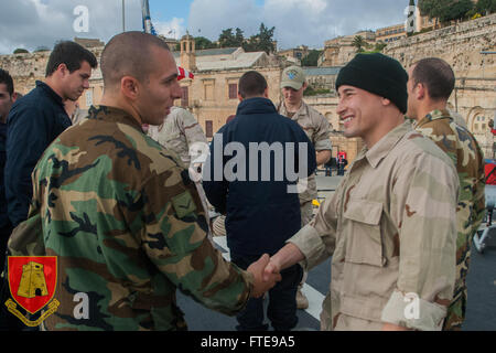 140124-N-ZZ99-089 Valletta, Malta (GEN. 24, 2014) - Un membro del Maltese speciale distaccamento avanzato Team di imbarco scuote le mani con un membro della guidato-missile fregata USS Simpson (FFG 56) visita, scheda, ricerca e sequestro (VBSS) team. Membri provenienti da diverse sezioni delle Forze Armate di Malta scambiate le tattiche e le tecniche di controllo del danno, expeditionary cure mediche e VBSS. (Forze Armate di Malta Foto di artigliare Francisco Mumford/RILASCIATO) Unisciti alla conversazione su Twitter ( https://twitter.com/naveur navaf ) follow us on Facebook ( https://www.facebook.com/USNavalForcesEurope Foto Stock