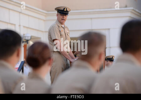 La foto mostra il comandante capo Chip Collins che parla durante una cerimonia di pinning della CPO alla Naval Support Activity Naples, dove 28 marinai sono stati promossi al grado di Chief Petty Officer (CPO) in una tradizione militare formale. Foto Stock