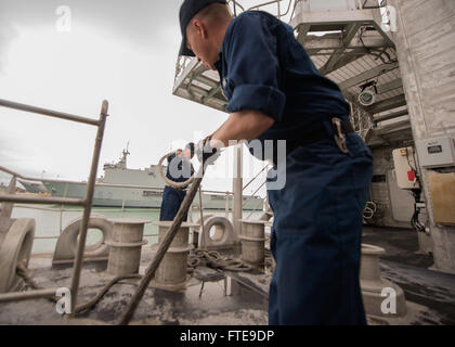 Il 1° febbraio 2014, a bordo della USNS Spearhead (JHSV 1), il capo Yeoman Hector Gonzales e l'Information Technician 1st Class Joshua Edwards preparano le linee di ormeggio per la partenza. Spearhead, la prima nave ad alta velocità della Marina degli Stati Uniti, è schierata a sostegno delle operazioni di sicurezza internazionale nell'area della 6th Fleet degli Stati Uniti. Foto Stock