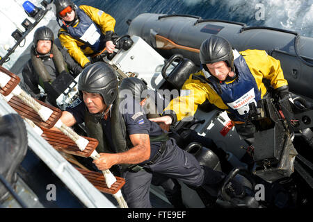 Il 4 febbraio 2014, i guardiani della costa di Cabo Verdean a bordo di *guardi,o* (P 511) e i marinai della Royal Navy britannica della *HMS Portland* (F79) condussero un addestramento di imbarco nell'Oceano Atlantico. Questa formazione faceva parte di un'operazione di applicazione della legge marittima collaborativa con il personale della Marina degli Stati Uniti e della Guardia Costiera che assisteva nell'operazione, che ebbe luogo dal 1° al 5 febbraio. Foto Stock